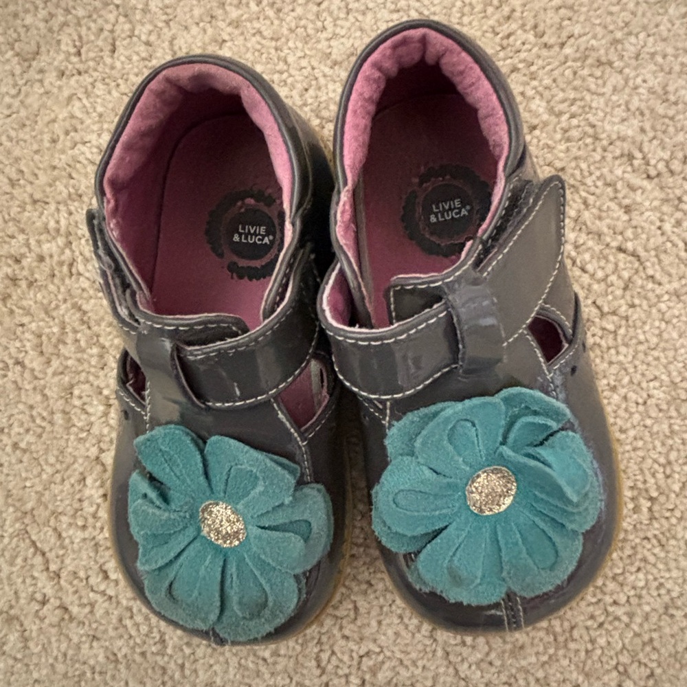 Livie and luca gray blossom shoes with teal flowers size 9 (little girl)